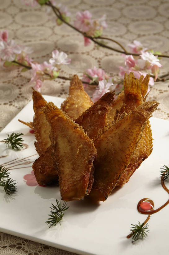 无人,竖图,俯视,室内,特写,白天,烹饪,中餐,餐桌,桌子,餐具,叶子,许多,盛开,碟子,盘,调料,酱料,酱汁,肉,油炸,鱼肉,佐料,料理,食品,绿叶,枝条,调味品,很多,鱼头,调味料,花蕾,粉丝,酱,菜肴,美食,肉类,花,花瓣,花朵,鲜花,树枝,食物,一个,盘子,碟,花苞,花蕊,中式,嫩叶,佳肴,单个,餐台,中华料理,肉食,虬枝,枝杈,叶,叶片,彩图,高角度拍摄,shjb1