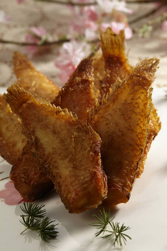 无人,竖图,俯视,室内,特写,白天,烹饪,中餐,餐桌,桌子,餐具,叶子,许多,盛开,碟子,盘,调料,酱料,酱汁,肉,油炸,鱼肉,佐料,料理,食品,绿叶,枝条,调味品,很多,鱼头,调味料,花蕾,粉丝,酱,菜肴,美食,肉类,花,花瓣,花朵,鲜花,树枝,食物,一个,盘子,碟,花苞,花蕊,中式,嫩叶,佳肴,单个,餐台,中华料理,肉食,虬枝,枝杈,叶,叶片,彩图,高角度拍摄,shjb1