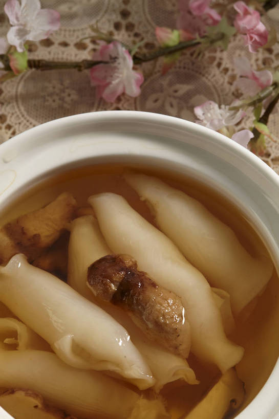 无人,竖图,俯视,室内,特写,白天,烹饪,西餐,餐桌,桌子,蔬菜,切开,漂浮,新鲜,盛开,陶瓷,菌菇,蔬菜汤,汤,料理,食品,枝条,陶瓷制品,菌类,花蕾,粉丝,豆苗,菜肴,美食,花,花瓣,花朵,鲜花,树枝,食物,一个,白色,容器,碗,花苞,花蕊,切,食用菌,西式,佳肴,有机食品,绿色食品,单个,餐台,储藏,漂流,真菌,储存,豌豆苗,剖面,切面,豌豆藤,流浪,流落,流散,漂泊,飘泊,飘流,虬枝,枝杈,杏鲍菇,羹汤,刺芹侧耳,彩图,高角度拍摄,贮存,菌菇汤,shjb1,上汤豆苗