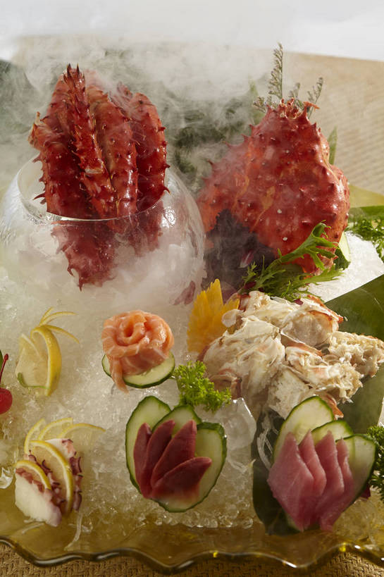 海鲜,蟹,拼盘,三文鱼,无人,竖图,俯视,室内,特写,白天,烹饪,鲑鱼,柠檬,黄瓜,蔬菜,餐具,水果,玻璃,新鲜,围绕,螃蟹,鱼,碟子,盘,液体,冰,烟雾,香菜,肉,生食,鱼肉,日本料理,冰块,料理,食品,果实,蓬蒿,蔬果,冷冻,水产,冷盘,菜肴,美食,肉类,鱼类,海洋生物,玻璃制品,食物,两个,黄色,红色,盘子,容器,碟,碗,日式料理,日式,烟,寒冷,冷菜,凉菜,佳肴,有机食品,绿色食品,缭绕,冷藏,储藏,冰冷,储存,水生动物,海产品,水生物,肉食,旋绕,海底动物,北极贝,茼蒿,胡菜,香荽,原荽,园荽,芫荽,鲑,春菊,胡荽,茼蒿菜,莞荽,芫茜,芫蓿,莚葛草,莚荽菜,保鲜,萦绕,甲壳动物,回绕,无色,无味,益母果,柠果,青瓜,胡瓜,彩图,高角度拍摄,不可燃,惰性,无腐蚀性,液氮,氮气,贮存,低温,shjb1,刺身拼盘