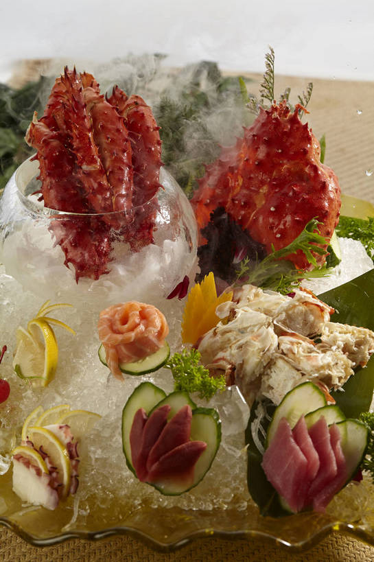 海鲜,蟹,拼盘,三文鱼,无人,竖图,俯视,室内,特写,白天,烹饪,鲑鱼,柠檬,黄瓜,蔬菜,餐具,水果,玻璃,新鲜,围绕,螃蟹,鱼,碟子,盘,液体,冰,烟雾,香菜,肉,生食,鱼肉,日本料理,冰块,料理,食品,果实,蓬蒿,蔬果,冷冻,水产,冷盘,菜肴,美食,肉类,鱼类,海洋生物,玻璃制品,食物,两个,黄色,红色,盘子,容器,碟,碗,日式料理,日式,烟,寒冷,冷菜,凉菜,佳肴,有机食品,绿色食品,缭绕,冷藏,储藏,冰冷,储存,水生动物,海产品,水生物,肉食,旋绕,海底动物,北极贝,茼蒿,胡菜,香荽,原荽,园荽,芫荽,鲑,春菊,胡荽,茼蒿菜,莞荽,芫茜,芫蓿,莚葛草,莚荽菜,保鲜,萦绕,甲壳动物,回绕,无色,无味,益母果,柠果,青瓜,胡瓜,彩图,高角度拍摄,不可燃,惰性,无腐蚀性,液氮,氮气,贮存,低温,shjb1,刺身拼盘