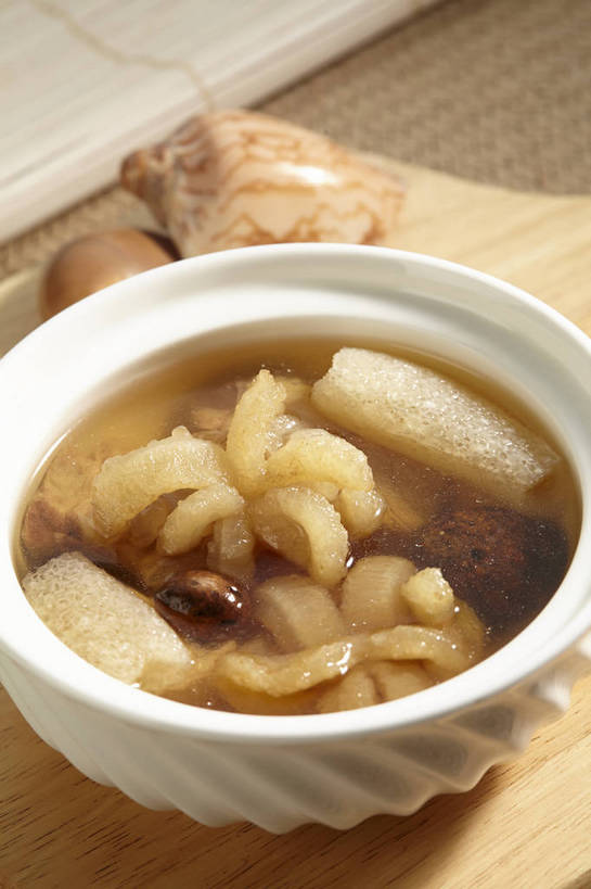 无人,竖图,俯视,室内,特写,白天,烹饪,中餐,餐桌,桌子,蔬菜,贝壳,阴影,新鲜,反射,影子,陶瓷,菌菇,肉,汤,料理,食品,陶瓷制品,菌类,猪肉,菜肴,美食,肉类,食物,一个,容器,碗,中式,食用菌,佳肴,有机食品,绿色食品,单个,餐台,中华料理,肉皮,茶树菇,储藏,真菌,储存,肉食,豚肉,猪肉皮,贝类外壳,海螺壳,软体动物外壳,彩图,高角度拍摄,贮存,shjb1,肉皮汤