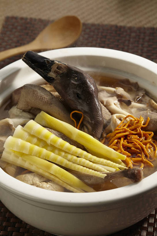 无人,竖图,俯视,室内,特写,白天,烹饪,中餐,植物,餐桌,桌子,蔬菜,一排,许多,新鲜,整齐,木制,勺子,陶瓷,竹笋,肉,汤,料理,食品,草药,药草,陶瓷制品,很多,鸭肉,笋,菜肴,美食,肉类,中药,食物,排列,两个,木制品,容器,调羹,汤匙,碗,中式,佳肴,有机食品,绿色食品,餐台,中华料理,储藏,储存,队列,药材,中草药,肉食,中药材,本草,虫草,彩图,高角度拍摄,贮存,虫草菌,虫草花,shjb1,虫草花煲鸭汤,虫草花炖鸭汤,鸭汤