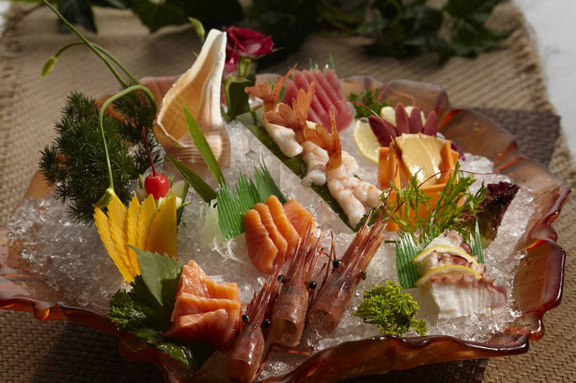 海鲜,拼盘,三文鱼,无人,横图,俯视,室内,特写,白天,烹饪,鲑鱼,柠檬,萝卜,胡萝卜,蔬菜,餐具,水果,叶子,玻璃,许多,新鲜,鱼,碟子,盘,冰,肉,生食,鱼肉,日本料理,冰块,料理,食品,果实,绿叶,蓬蒿,很多,蔬果,冷冻,水产,冷盘,菜肴,美食,肉类,鱼类,海洋生物,玻璃制品,食物,一个,绿色,盘子,碟,日式料理,日式,橙色,嫩叶,寒冷,冷菜,凉菜,佳肴,有机食品,绿色食品,冷藏,单个,虾肉,冰冷,水生动物,海产品,黄萝卜,番萝卜,水生物,肉食,海底动物,茼蒿,鲑,春菊,茼蒿菜,保鲜,叶,叶片,益母果,柠果,红萝卜,甘荀,彩图,高角度拍摄,丁香萝卜,胡芦菔金,金笋,shjb1,刺身拼盘