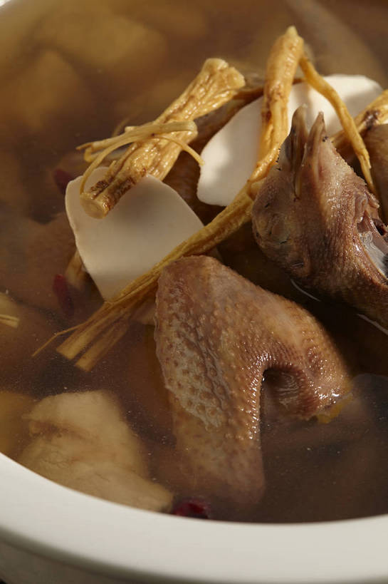 无人,竖图,俯视,室内,特写,白天,烹饪,中餐,植物,人参,漂浮,陶瓷,鸡肉,肉,汤,料理,食品,果实,草药,药草,陶瓷制品,菜肴,美食,肉类,中药,食物,一个,红色,容器,碗,中式,佳肴,单个,中华料理,储藏,漂流,枸杞子,枸杞,储存,药材,中草药,肉食,鸡汤,中药材,本草,百尺杵,海腴,皱面还丹,人衔,流浪,苟起子,枸杞豆,枸杞果,血杞子,流落,流散,漂泊,飘泊,飘流,参,彩图,高角度拍摄,人参鸡汤,贮存,shjb1