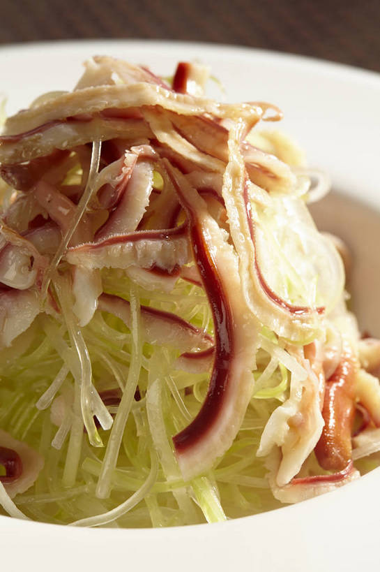 海鲜,无人,竖图,俯视,室内,特写,白天,烹饪,中餐,鱿鱼,辣椒,蔬菜,厨具,许多,新鲜,烤盘,盘,莴苣,莴笋,料理,食品,很多,水产,冷盘,菜肴,美食,海洋生物,食物,一个,盘子,中式,冷菜,凉菜,佳肴,有机食品,绿色食品,单个,中华料理,水生动物,海产品,水生物,海底动物,烹饪用具,辣角,红海椒,大椒,辣虎,广椒,香笋,千金菜,鱿鱼须,烹调用具,柔鱼,枪乌贼,辣子,红辣椒,海椒,番椒,烹调,彩图,高角度拍摄,shjb1