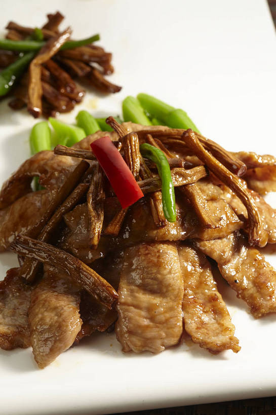 无人,竖图,俯视,室内,特写,白天,烹饪,中餐,餐桌,桌子,辣椒,蔬菜,餐具,阴影,新鲜,反射,碟子,盘,影子,菌菇,炒菜,肉,料理,食品,菌类,菜肴,美食,肉类,食物,一个,红色,绿色,白色,盘子,碟,中式,食用菌,佳肴,有机食品,绿色食品,单个,餐台,中华料理,茶树菇,真菌,肉食,辣角,红海椒,大椒,辣虎,广椒,辣子,红辣椒,海椒,番椒,彩图,高角度拍摄,shjb1