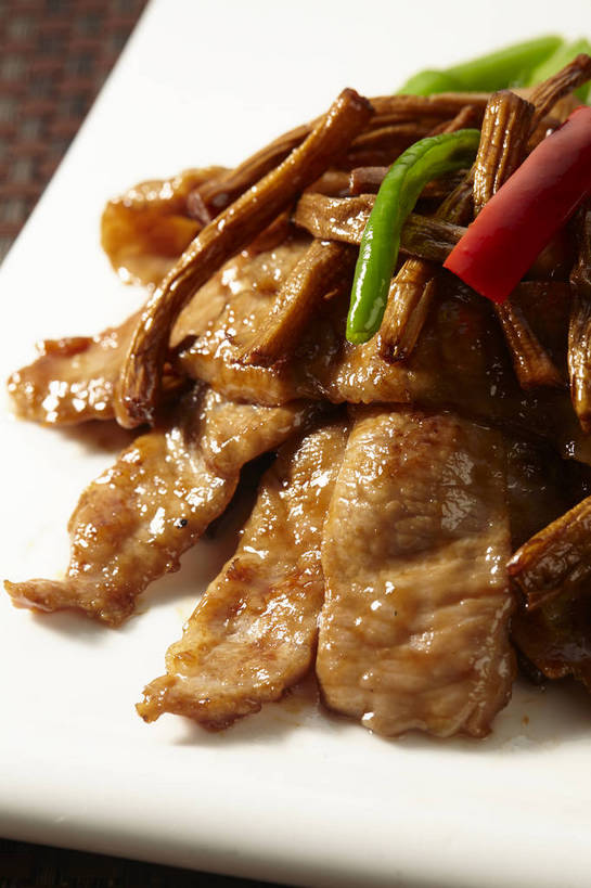 无人,竖图,俯视,室内,特写,白天,烹饪,中餐,餐桌,桌子,辣椒,蔬菜,餐具,阴影,新鲜,反射,碟子,盘,影子,菌菇,炒菜,肉,料理,食品,菌类,菜肴,美食,肉类,食物,一个,红色,绿色,白色,盘子,碟,中式,食用菌,佳肴,有机食品,绿色食品,单个,餐台,中华料理,茶树菇,真菌,肉食,辣角,红海椒,大椒,辣虎,广椒,辣子,红辣椒,海椒,番椒,彩图,高角度拍摄,shjb1