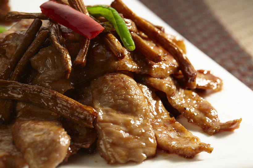 无人,横图,俯视,室内,特写,白天,烹饪,中餐,餐桌,桌子,辣椒,蔬菜,餐具,阴影,新鲜,反射,碟子,盘,影子,菌菇,炒菜,肉,料理,食品,菌类,菜肴,美食,肉类,食物,一个,红色,绿色,白色,盘子,碟,中式,食用菌,佳肴,有机食品,绿色食品,单个,餐台,中华料理,茶树菇,真菌,肉食,辣角,红海椒,大椒,辣虎,广椒,辣子,红辣椒,海椒,番椒,彩图,高角度拍摄,shjb1