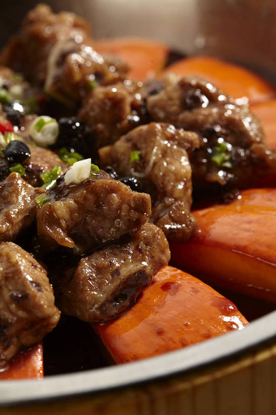 骨骼,无人,竖图,俯视,室内,特写,白天,烹饪,中餐,蔬菜,金属制品,一堆,许多,阴影,堆叠,堆积,新鲜,反射,金属,影子,葱,青葱,红烧,排骨,肉,料理,食品,骨头,很多,猪肉,菜肴,美食,肉类,食物,一个,绿色,容器,碗,红烧肉,中式,佳肴,有机食品,绿色食品,单个,中华料理,储藏,堆,骨架,储存,五花肉,小排,肉食,豚肉,红烧菜,肋条肉,三层肉,彩图,高角度拍摄,贮存,shjb1