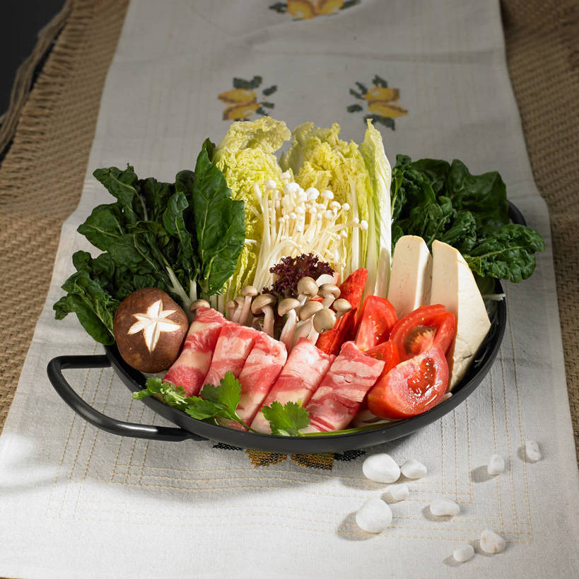 豆腐,无人,横图,俯视,室内,特写,白天,烹饪,中餐,石头,餐桌,桌子,蔬菜,西红柿,椰菜,卷心菜,厨具,叶子,金属制品,阴影,新鲜,反射,金属,锅子,石子,影子,大白菜,金针菇,菌菇,香菜,香菇,紫甘蓝,肉,牛肉,料理,食品,绿叶,菌类,锅,白菜,火锅,平菇,菜肴,美食,肉类,紫包菜,食物,一个,餐巾,中式,嫩叶,赤甘蓝,甘蓝,食用菌,佳肴,有机食品,绿色食品,单个,餐台,锅具,中华料理,真菌,豆制品,肉食,烹饪用具,紫椰菜,肥牛,胡菜,香荽,原荽,园荽,芫荽,结球白菜,姬菇,胡荽,莞荽,芫茜,芫蓿,莚葛草,莚荽菜,构菌,金菇,毛柄金钱菌,银针菇,智力菇,糙皮侧耳,侧耳,黑牡丹菇,胶菜,椎茸,紫圆白菜,保洁方巾,口布,甘蓝菜,叶,叶片,烹调用具,石块,岩石,洋柿子,结球甘蓝,红甘蓝,柑仔蜜,甘兰,番茄,臭柿,包心菜,烹调,彩图,高角度拍摄,六月柿,平庄菇,香菌,香蕈,圆白菜,黄芽白,喜报三元,肥牛卷,shjb1