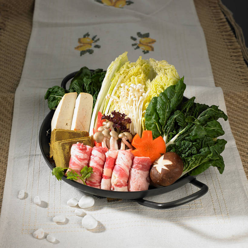 豆腐,无人,横图,俯视,室内,特写,白天,烹饪,中餐,石头,餐桌,桌子,蔬菜,西红柿,椰菜,卷心菜,厨具,叶子,金属制品,阴影,新鲜,反射,金属,锅子,石子,影子,大白菜,金针菇,菌菇,香菜,香菇,紫甘蓝,肉,牛肉,料理,食品,绿叶,菌类,锅,白菜,火锅,平菇,菜肴,美食,肉类,紫包菜,食物,一个,餐巾,中式,嫩叶,赤甘蓝,甘蓝,食用菌,佳肴,有机食品,绿色食品,单个,餐台,锅具,中华料理,真菌,豆制品,肉食,烹饪用具,紫椰菜,肥牛,胡菜,香荽,原荽,园荽,芫荽,结球白菜,姬菇,胡荽,莞荽,芫茜,芫蓿,莚葛草,莚荽菜,构菌,金菇,毛柄金钱菌,银针菇,智力菇,糙皮侧耳,侧耳,黑牡丹菇,胶菜,椎茸,紫圆白菜,保洁方巾,口布,甘蓝菜,叶,叶片,烹调用具,石块,岩石,洋柿子,结球甘蓝,红甘蓝,柑仔蜜,甘兰,番茄,臭柿,包心菜,烹调,彩图,高角度拍摄,六月柿,平庄菇,香菌,香蕈,圆白菜,黄芽白,喜报三元,肥牛卷,shjb1