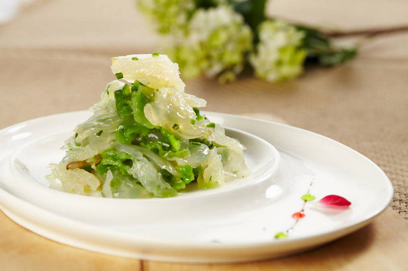 无人,横图,俯视,室内,特写,白天,烹饪,中餐,餐桌,桌子,蔬菜,餐具,一堆,许多,堆叠,堆积,朦胧,模糊,新鲜,盛开,碟子,盘,葱,青葱,料理,食品,很多,花蕾,冷盘,菜肴,美食,花,花瓣,花朵,鲜花,食物,两个,绿色,白色,盘子,碟,花苞,花蕊,中式,冷菜,凉拌海蜇头,凉菜,佳肴,有机食品,绿色食品,餐台,中华料理,堆,海蜇头,本帮菜,沪菜,上海菜,彩图,高角度拍摄,shjb1