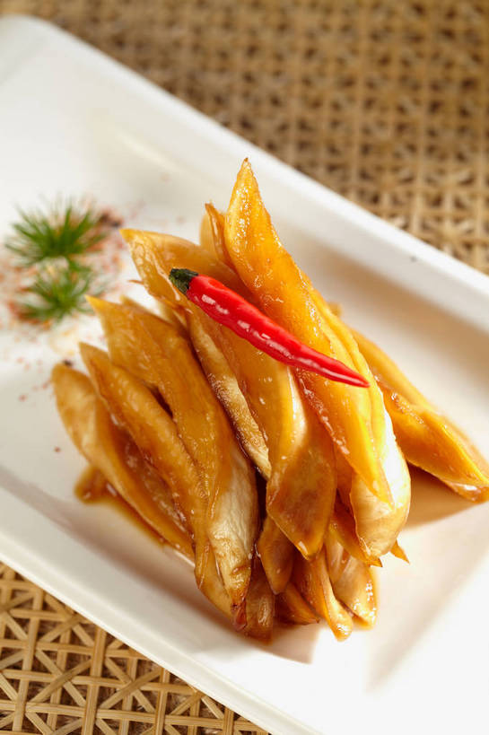 无人,竖图,俯视,室内,特写,白天,餐桌,桌子,萝卜,白萝卜,辣椒,蔬菜,餐具,叶子,朦胧,模糊,新鲜,碟子,盘,调料,酱料,酱汁,佐料,食品,绿叶,调味品,调味料,酱菜,酱,食物,腌制,一个,红色,绿色,白色,盘子,碟,嫩叶,有机食品,绿色食品,单个,餐台,腌渍,辣角,红海椒,大椒,辣虎,广椒,叶,叶片,莱菔,辣子,红辣椒,海椒,番椒,彩图,高角度拍摄,酱萝卜,shjb1