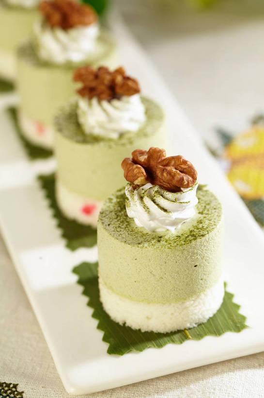 点心,无人,竖图,俯视,室内,特写,白天,下午茶,幸福,餐桌,茶,桌子,餐具,叶子,一排,阴影,朦胧,模糊,整齐,盛开,反射,碟子,盘,影子,核桃,绿茶,抹茶,茶叶,食品,坚果,果实,绿叶,花蕾,娱乐,花,花瓣,花朵,鲜花,食物,糕点,排列,一个,盘子,碟,干果,奶油,花苞,花蕊,四个,享受,休闲,温馨,嫩叶,放松,乐趣,单个,餐台,抹茶蛋糕,提神,乳制品,舒适,队列,醒脑,胡桃,羌桃,激凌,克林姆,淇淋,叶,叶片,彩图,高角度拍摄,不发酵茶,苦茗,蛋糕,shjb1