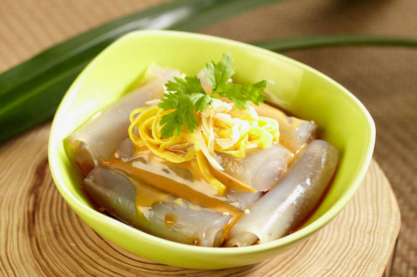 无人,横图,俯视,室内,特写,白天,烹饪,中餐,桌面,桌子,蔬菜,叶子,朦胧,模糊,新鲜,木制,陶瓷,木桌,香菜,蛋,蛋皮,调料,鸡蛋,酱料,酱汁,佐料,料理,食品,绿叶,陶瓷制品,调味品,调味料,酱,凉皮,菜肴,美食,食物,一个,绿色,木制品,容器,碗,中式,嫩叶,佳肴,有机食品,绿色食品,单个,中华料理,储藏,储存,胡菜,香荽,原荽,园荽,芫荽,卵,胡荽,莞荽,芫茜,芫蓿,莚葛草,莚荽菜,陕西凉皮,叶,叶片,彩图,高角度拍摄,鸡卵,鸡子,木桌子,贮存,shjb1