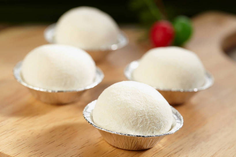 点心,无人,横图,俯视,室内,特写,白天,朦胧,模糊,木制,和果子,食品,甜点,甜品,银色,案板,小吃,砧板,食物,糕点,白色,木制品,甜食,四个,日式,纸托,蛋糕托,蛋糕托纸,蛋糕纸托,彩图,高角度拍摄,日本小吃,雪媚娘,大福,shjb1