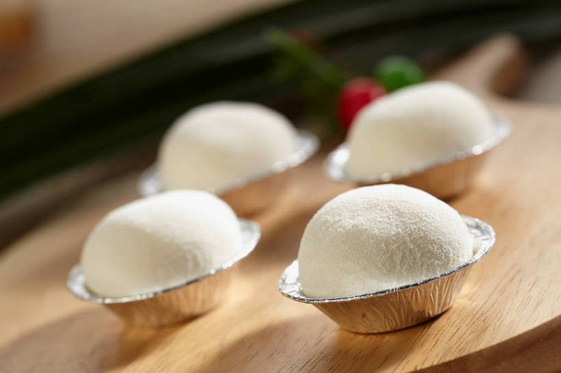 点心,无人,横图,俯视,室内,特写,白天,朦胧,模糊,木制,和果子,食品,甜点,甜品,银色,案板,小吃,砧板,食物,糕点,白色,木制品,甜食,四个,日式,纸托,蛋糕托,蛋糕托纸,蛋糕纸托,彩图,高角度拍摄,日本小吃,雪媚娘,大福,shjb1