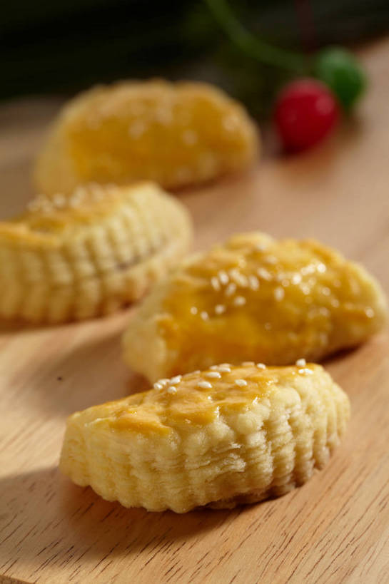 点心,无人,竖图,俯视,室内,特写,白天,水果,阴影,朦胧,模糊,新鲜,反射,影子,生食,芝麻,料理,食品,果实,案板,美食,榴莲,砧板,食物,黄色,白色,四个,中式,白芝麻,有机食品,绿色食品,酥皮,脂麻,胡麻,白麻,巨胜子,油麻,麝香猫果,水果之王,彩图,高角度拍摄,果王,榴梿,广式点心,广州点心,榴莲酥,shjb1