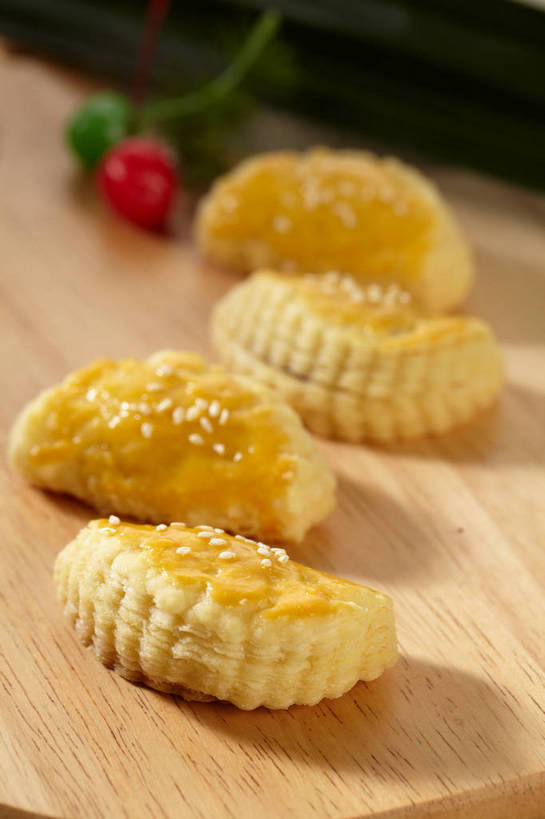 点心,无人,竖图,俯视,室内,特写,白天,水果,阴影,朦胧,模糊,新鲜,反射,影子,生食,芝麻,料理,食品,果实,案板,美食,榴莲,砧板,食物,黄色,白色,四个,中式,白芝麻,有机食品,绿色食品,酥皮,脂麻,胡麻,白麻,巨胜子,油麻,麝香猫果,水果之王,彩图,高角度拍摄,果王,榴梿,广式点心,广州点心,榴莲酥,shjb1