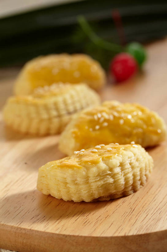 点心,无人,竖图,俯视,室内,特写,白天,水果,阴影,朦胧,模糊,新鲜,反射,影子,生食,芝麻,料理,食品,果实,案板,美食,榴莲,砧板,食物,黄色,白色,四个,中式,白芝麻,有机食品,绿色食品,酥皮,脂麻,胡麻,白麻,巨胜子,油麻,麝香猫果,水果之王,彩图,高角度拍摄,果王,榴梿,广式点心,广州点心,榴莲酥,shjb1