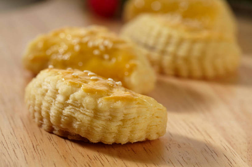 点心,无人,横图,俯视,室内,特写,白天,水果,阴影,朦胧,模糊,新鲜,反射,影子,生食,芝麻,料理,食品,果实,案板,美食,榴莲,砧板,食物,黄色,白色,四个,中式,白芝麻,有机食品,绿色食品,酥皮,脂麻,胡麻,白麻,巨胜子,油麻,麝香猫果,水果之王,彩图,高角度拍摄,果王,榴梿,广式点心,广州点心,榴莲酥,shjb1