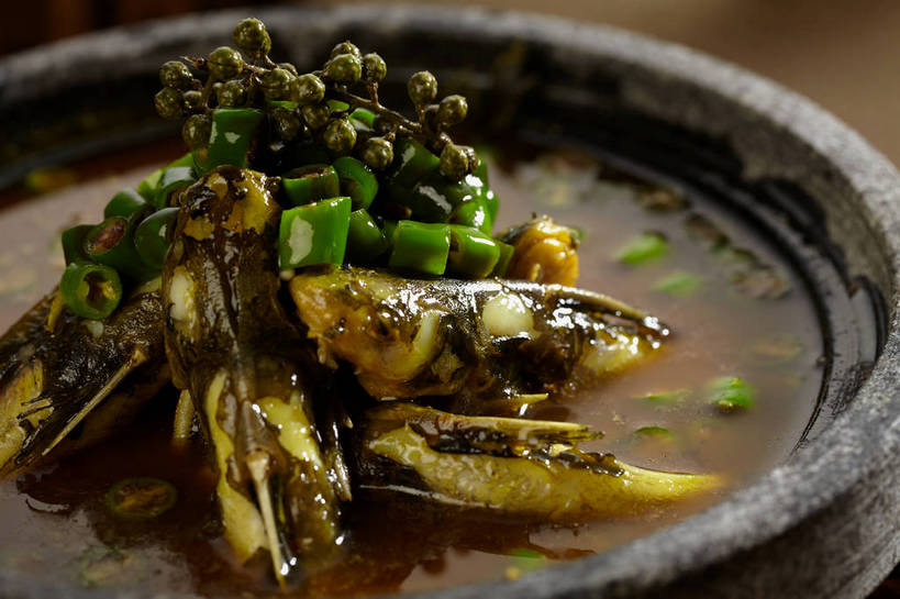 无人,横图,俯视,室内,特写,白天,烹饪,中餐,辣椒,蔬菜,厨具,一堆,许多,堆叠,堆积,朦胧,模糊,新鲜,锅子,石锅,青椒,调味,肉,香料,鱼肉,佐料,料理,食品,很多,锅,菜肴,美食,肉类,食物,一个,绿色,中式,佳肴,有机食品,绿色食品,单个,锅具,中华料理,堆,花椒,山椒,配料,肉食,烹饪用具,辣角,红海椒,大椒,辣虎,广椒,作料,湖南菜,湘菜,大花椒,狗椒,红花椒,青花椒,蜀椒,香椒,烹调用具,辣子,红辣椒,红椒,海椒,番椒,烹调,彩图,高角度拍摄,麻椒,shjb1,金福鱼,石锅鱼