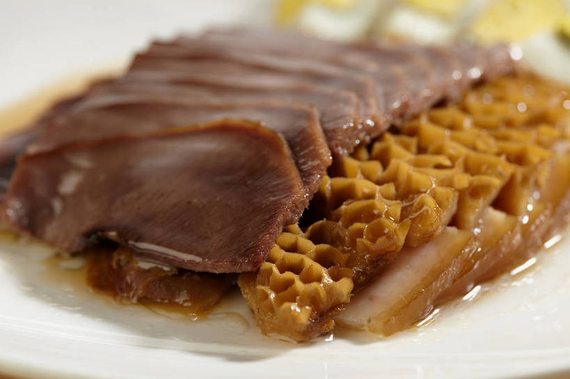 拼盘,无人,横图,俯视,室内,特写,白天,烹饪,中餐,餐具,一排,许多,切开,朦胧,模糊,整齐,碟子,盘,蛋,鸡蛋,肉,牛肉,料理,食品,很多,卤蛋,冷盘,菜肴,美食,肉类,食物,排列,一个,盘子,碟,切,中式,冷菜,凉菜,佳肴,单个,中华料理,堆,队列,毛肚,卤水拼盘,卤味,剖面,肉食,百叶,牛百叶,切面,卵,舌头,彩图,高角度拍摄,牛肚,牛脷,牛舌,鸡卵,鸡子,卤菜,肚尖,牛胃,shjb1