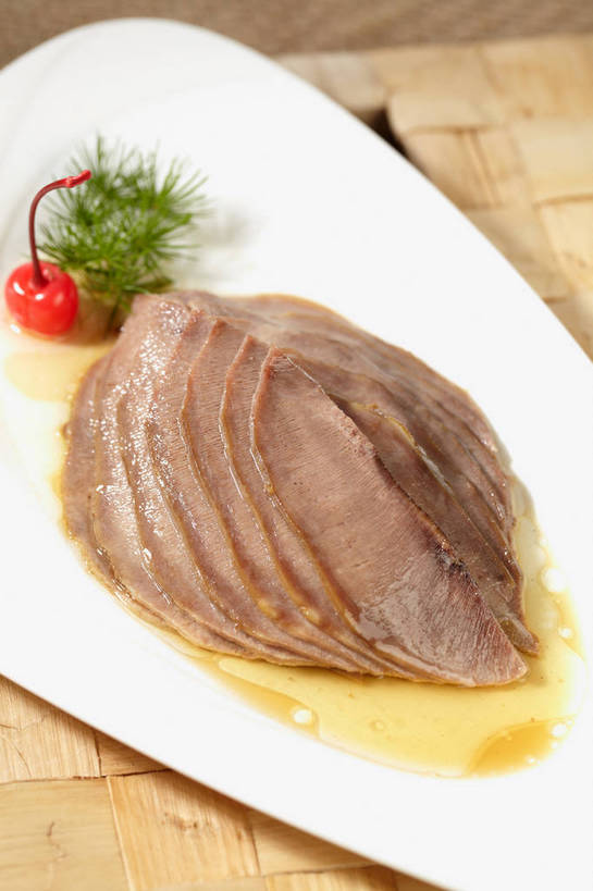 无人,竖图,俯视,室内,特写,白天,烹饪,中餐,餐桌,桌子,樱桃,餐具,水果,叶子,一排,许多,切开,朦胧,模糊,新鲜,整齐,碟子,盘,调料,酱料,酱汁,肉,生食,佐料,牛肉,料理,食品,果实,绿叶,调味品,很多,调味料,酱,冷盘,菜肴,美食,肉类,食物,排列,一个,红色,绿色,盘子,碟,切,中式,嫩叶,冷菜,凉菜,佳肴,有机食品,绿色食品,单个,餐台,中华料理,堆,队列,卤肉,卤味,剖面,肉食,切面,舌头,叶,叶片,樱珠,莺桃,英桃,楔桃,牛桃,荆桃,彩图,高角度拍摄,牛脷,牛舌,shjb1