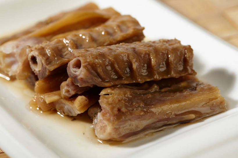 无人,横图,俯视,室内,特写,白天,烹饪,中餐,餐桌,桌子,餐具,一堆,许多,切开,阴影,堆叠,堆积,朦胧,模糊,反射,碟子,盘,影子,调料,酱料,酱汁,肉,佐料,料理,食品,调味品,很多,调味料,鸭肉,酱,冷盘,菜肴,美食,肉类,食物,一个,白色,盘子,碟,切,中式,冷菜,凉菜,佳肴,单个,餐台,中华料理,堆,卤肉,卤味,剖面,肉食,切面,彩图,高角度拍摄,shjb1,卤鸭翅