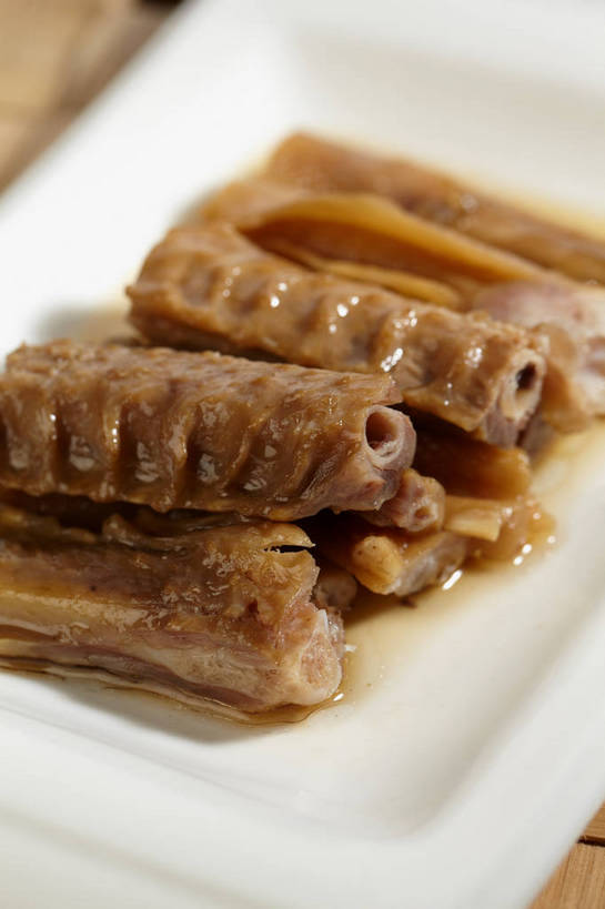 无人,竖图,俯视,室内,特写,白天,烹饪,中餐,餐桌,桌子,餐具,一堆,许多,切开,阴影,堆叠,堆积,朦胧,模糊,反射,碟子,盘,影子,调料,酱料,酱汁,肉,佐料,料理,食品,调味品,很多,调味料,鸭肉,酱,冷盘,菜肴,美食,肉类,食物,一个,白色,盘子,碟,切,中式,冷菜,凉菜,佳肴,单个,餐台,中华料理,堆,卤肉,卤味,剖面,肉食,切面,彩图,高角度拍摄,shjb1,卤鸭翅