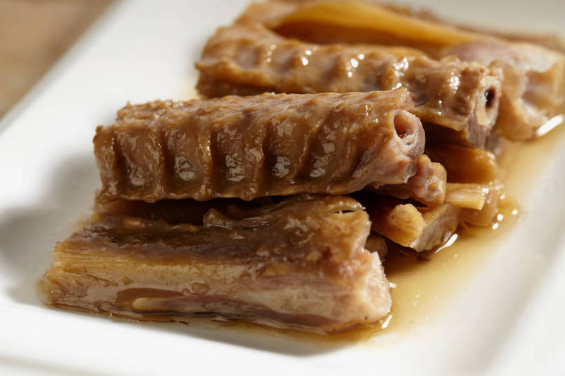 无人,横图,俯视,室内,特写,白天,烹饪,中餐,餐桌,桌子,餐具,一堆,许多,切开,阴影,堆叠,堆积,朦胧,模糊,反射,碟子,盘,影子,调料,酱料,酱汁,肉,佐料,料理,食品,调味品,很多,调味料,鸭肉,酱,冷盘,菜肴,美食,肉类,食物,一个,白色,盘子,碟,切,中式,冷菜,凉菜,佳肴,单个,餐台,中华料理,堆,卤肉,卤味,剖面,肉食,切面,彩图,高角度拍摄,shjb1,卤鸭翅