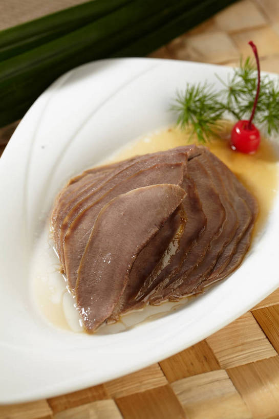 无人,竖图,俯视,室内,特写,白天,烹饪,中餐,餐桌,桌子,樱桃,餐具,水果,叶子,一排,许多,切开,朦胧,模糊,新鲜,整齐,碟子,盘,调料,酱料,酱汁,肉,生食,佐料,牛肉,料理,食品,果实,绿叶,调味品,很多,调味料,酱,冷盘,菜肴,美食,肉类,食物,排列,一个,红色,绿色,盘子,碟,切,中式,嫩叶,冷菜,凉菜,佳肴,有机食品,绿色食品,单个,餐台,中华料理,堆,队列,卤肉,卤味,剖面,肉食,切面,舌头,叶,叶片,樱珠,莺桃,英桃,楔桃,牛桃,荆桃,彩图,高角度拍摄,牛脷,牛舌,shjb1