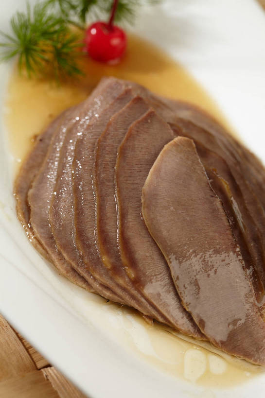 无人,竖图,俯视,室内,特写,白天,烹饪,中餐,餐桌,桌子,樱桃,餐具,水果,叶子,一排,许多,切开,朦胧,模糊,新鲜,整齐,碟子,盘,调料,酱料,酱汁,肉,生食,佐料,牛肉,料理,食品,果实,绿叶,调味品,很多,调味料,酱,冷盘,菜肴,美食,肉类,食物,排列,一个,红色,绿色,盘子,碟,切,中式,嫩叶,冷菜,凉菜,佳肴,有机食品,绿色食品,单个,餐台,中华料理,堆,队列,卤肉,卤味,剖面,肉食,切面,舌头,叶,叶片,樱珠,莺桃,英桃,楔桃,牛桃,荆桃,彩图,高角度拍摄,牛脷,牛舌,shjb1