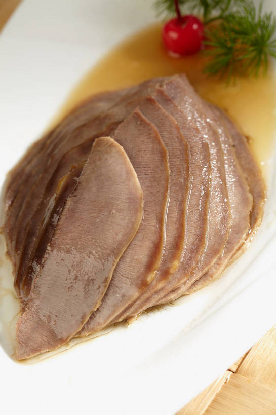 无人,竖图,俯视,室内,特写,白天,烹饪,中餐,餐桌,桌子,樱桃,餐具,水果,叶子,一排,许多,切开,朦胧,模糊,新鲜,整齐,碟子,盘,调料,酱料,酱汁,肉,生食,佐料,牛肉,料理,食品,果实,绿叶,调味品,很多,调味料,酱,冷盘,菜肴,美食,肉类,食物,排列,一个,红色,绿色,盘子,碟,切,中式,嫩叶,冷菜,凉菜,佳肴,有机食品,绿色食品,单个,餐台,中华料理,堆,队列,卤肉,卤味,剖面,肉食,切面,舌头,叶,叶片,樱珠,莺桃,英桃,楔桃,牛桃,荆桃,彩图,高角度拍摄,牛脷,牛舌,shjb1