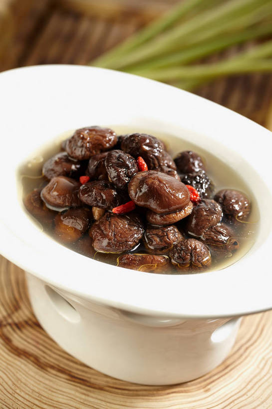 无人,竖图,俯视,室内,特写,白天,烹饪,中餐,植物,餐桌,桌子,蔬菜,叶子,一堆,许多,堆叠,堆积,朦胧,模糊,新鲜,陶瓷,菌菇,香菇,料理,食品,果实,绿叶,草药,药草,陶瓷制品,很多,菌类,菜肴,美食,中药,食物,一个,红色,绿色,白色,容器,碗,中式,嫩叶,食用菌,佳肴,有机食品,绿色食品,单个,餐台,中华料理,储藏,堆,枸杞子,枸杞,真菌,储存,药材,中草药,中药材,本草,苟起子,枸杞豆,枸杞果,血杞子,椎茸,叶,叶片,彩图,高角度拍摄,平庄菇,香菌,香蕈,贮存,shjb1,菌菇煲