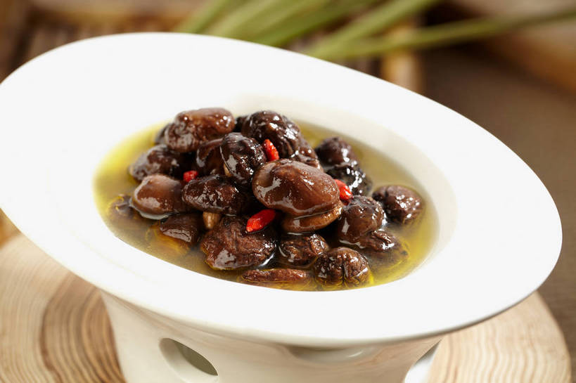 无人,横图,俯视,室内,特写,白天,烹饪,中餐,植物,餐桌,桌子,蔬菜,叶子,一堆,许多,堆叠,堆积,朦胧,模糊,新鲜,陶瓷,菌菇,香菇,料理,食品,果实,绿叶,草药,药草,陶瓷制品,很多,菌类,菜肴,美食,中药,食物,一个,红色,绿色,白色,容器,碗,中式,嫩叶,食用菌,佳肴,有机食品,绿色食品,单个,餐台,中华料理,储藏,堆,枸杞子,枸杞,真菌,储存,药材,中草药,中药材,本草,苟起子,枸杞豆,枸杞果,血杞子,椎茸,叶,叶片,彩图,高角度拍摄,平庄菇,香菌,香蕈,贮存,shjb1,菌菇煲