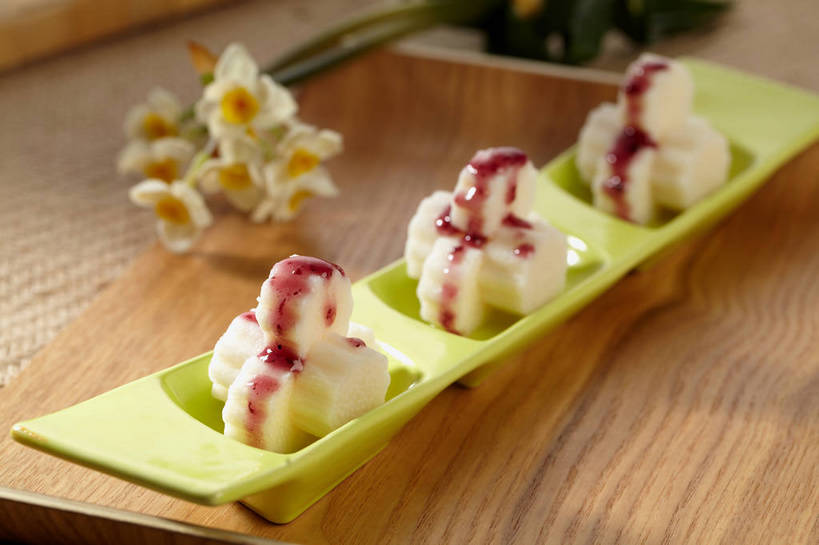 无人,横图,俯视,室内,特写,白天,爱情,烹饪,陶醉,桌面,桌子,水仙花,蔬菜,餐具,一排,切开,朦胧,模糊,新鲜,整齐,盛开,木制,碟子,盘,木桌,山药,料理,食品,花蕾,菜肴,美食,花,花瓣,花朵,鲜花,食物,排列,一个,绿色,白色,盘子,木制品,碟,果酱,花苞,花蕊,切,佳肴,有机食品,绿色食品,单个,堆,队列,记忆,剖面,切面,蓝莓酱,金盏银台,玉玲珑,女史花,雅蒜,天蒜,薯蓣,怀山药,淮山药,玉延,山薯,敬意,自恋,果子酱,凌波仙子,水仙,天葱,彩图,高角度拍摄,木桌子,蓝莓山药,shjb1