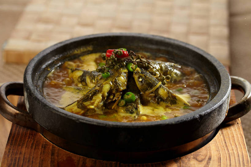 无人,横图,俯视,室内,特写,白天,烹饪,中餐,桌面,桌子,辣椒,蔬菜,厨具,朦胧,模糊,新鲜,木制,锅子,石锅,木桌,青椒,调味,肉,香料,鱼肉,佐料,料理,食品,锅,菜肴,美食,肉类,食物,一个,红色,绿色,木制品,中式,佳肴,有机食品,绿色食品,单个,锅具,中华料理,花椒,山椒,配料,肉食,烹饪用具,辣角,红海椒,大椒,辣虎,广椒,作料,湖南菜,湘菜,大花椒,狗椒,红花椒,青花椒,蜀椒,香椒,烹调用具,辣子,红辣椒,红椒,海椒,番椒,烹调,彩图,高角度拍摄,木桌子,麻椒,shjb1,金福鱼,石锅鱼