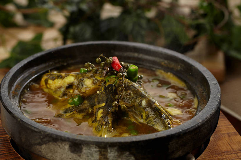 无人,横图,俯视,室内,特写,白天,烹饪,中餐,餐桌,桌子,辣椒,蔬菜,厨具,叶子,朦胧,模糊,新鲜,锅子,石锅,青椒,调味,肉,香料,鱼肉,佐料,料理,食品,绿叶,锅,菜肴,美食,肉类,食物,一个,红色,绿色,中式,嫩叶,佳肴,有机食品,绿色食品,单个,餐台,锅具,中华料理,花椒,山椒,配料,肉食,烹饪用具,辣角,红海椒,大椒,辣虎,广椒,作料,湖南菜,湘菜,大花椒,狗椒,红花椒,青花椒,蜀椒,香椒,叶,叶片,烹调用具,辣子,红辣椒,红椒,海椒,番椒,烹调,彩图,高角度拍摄,麻椒,shjb1,金福鱼,石锅鱼