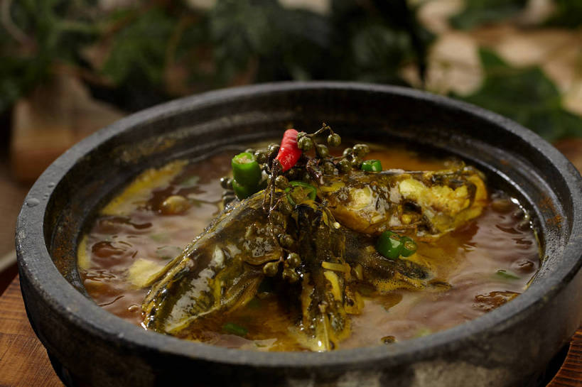 无人,横图,俯视,室内,特写,白天,烹饪,中餐,餐桌,桌子,辣椒,蔬菜,厨具,叶子,朦胧,模糊,新鲜,锅子,石锅,青椒,调味,肉,香料,鱼肉,佐料,料理,食品,绿叶,锅,菜肴,美食,肉类,食物,一个,红色,绿色,中式,嫩叶,佳肴,有机食品,绿色食品,单个,餐台,锅具,中华料理,花椒,山椒,配料,肉食,烹饪用具,辣角,红海椒,大椒,辣虎,广椒,作料,湖南菜,湘菜,大花椒,狗椒,红花椒,青花椒,蜀椒,香椒,叶,叶片,烹调用具,辣子,红辣椒,红椒,海椒,番椒,烹调,彩图,高角度拍摄,麻椒,shjb1,金福鱼,石锅鱼