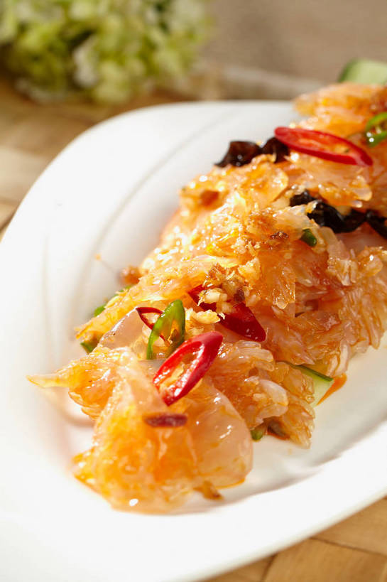 无人,竖图,俯视,室内,特写,白天,烹饪,中餐,餐桌,桌子,黄瓜,辣椒,蔬菜,餐具,一堆,许多,堆叠,堆积,朦胧,模糊,新鲜,盛开,碟子,盘,料理,食品,很多,花蕾,冷盘,菜肴,美食,花,花瓣,花朵,鲜花,食物,一个,红色,绿色,白色,盘子,碟,花苞,花蕊,中式,冷菜,凉拌海蜇头,凉菜,佳肴,有机食品,绿色食品,单个,餐台,中华料理,堆,海蜇头,辣角,红海椒,大椒,辣虎,广椒,本帮菜,沪菜,上海菜,青瓜,辣子,胡瓜,红辣椒,海椒,番椒,彩图,高角度拍摄,shjb1