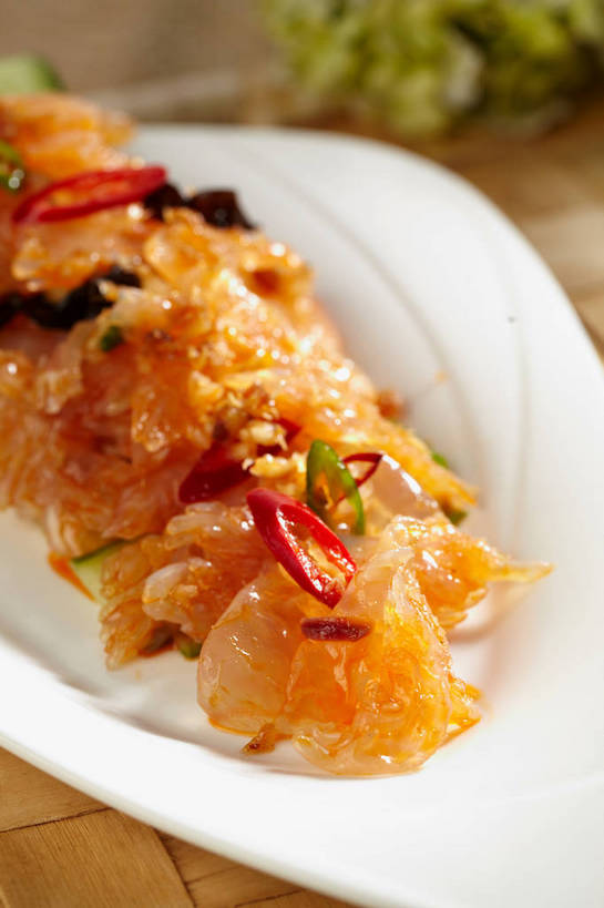 无人,竖图,俯视,室内,特写,白天,烹饪,中餐,餐桌,桌子,黄瓜,辣椒,蔬菜,餐具,一堆,许多,堆叠,堆积,朦胧,模糊,新鲜,盛开,碟子,盘,料理,食品,很多,花蕾,冷盘,菜肴,美食,花,花瓣,花朵,鲜花,食物,一个,红色,绿色,白色,盘子,碟,花苞,花蕊,中式,冷菜,凉拌海蜇头,凉菜,佳肴,有机食品,绿色食品,单个,餐台,中华料理,堆,海蜇头,辣角,红海椒,大椒,辣虎,广椒,本帮菜,沪菜,上海菜,青瓜,辣子,胡瓜,红辣椒,海椒,番椒,彩图,高角度拍摄,shjb1