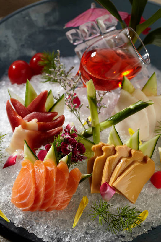 海鲜,拼盘,三文鱼,红酒,葡萄酒,无人,竖图,俯视,室内,特写,白天,烹饪,餐桌,桌子,鲑鱼,黄瓜,芦笋,蔬菜,西红柿,小番茄,杯子,餐具,切开,新鲜,鱼,碟子,高脚杯,盘,伞,纸伞,冰,肉,鱼肉,日本料理,冰块,料理,食品,红酒杯,酒类,花蕾,冷冻,水产,冷盘,菜肴,美食,肉类,鱼类,海洋生物,玻璃制品,酒,花,花瓣,花朵,鲜花,食物,饮料,排列,两个,一个,红色,绿色,盘子,酒杯,碟,日式料理,花苞,花蕊,切,日式,红葡萄酒,寒冷,冷菜,凉菜,佳肴,有机食品,绿色食品,冷藏,单个,餐台,冰冷,葡萄酒杯,水生动物,海产品,水生物,剖面,小伞,肉食,海底动物,北极贝,切面,鲑,保鲜,摆列,鸡尾酒伞,酒杯伞,伞签,小西红柿,樱桃小番茄,珍珠小番茄,玻璃杯,猪尾巴,樱桃番茄,药鸡豆子,石刁柏,圣女果,青瓜,蚂蚁杆,龙须菜,狼尾巴根,胡瓜,番茄,彩图,高角度拍摄,布列,分列,shjb1,刺身拼盘