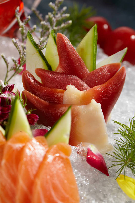 海鲜,拼盘,三文鱼,无人,竖图,俯视,室内,特写,白天,烹饪,餐桌,桌子,鲑鱼,樱桃,黄瓜,芦笋,蔬菜,餐具,水果,切开,朦胧,模糊,新鲜,鱼,碟子,盘,冰,肉,生食,鱼肉,日本料理,冰块,料理,食品,果实,花蕾,蔬果,冷冻,水产,冷盘,菜肴,美食,肉类,鱼类,海洋生物,花,花瓣,花朵,鲜花,食物,排列,一个,红色,绿色,盘子,碟,日式料理,花苞,花蕊,切,日式,寒冷,冷菜,凉菜,佳肴,有机食品,绿色食品,冷藏,单个,餐台,冰冷,水生动物,海产品,水生物,剖面,肉食,海底动物,北极贝,切面,鲑,保鲜,摆列,伞签,樱珠,莺桃,英桃,楔桃,牛桃,荆桃,猪尾巴,药鸡豆子,石刁柏,青瓜,蚂蚁杆,龙须菜,狼尾巴根,胡瓜,彩图,高角度拍摄,布列,分列,shjb1,刺身拼盘