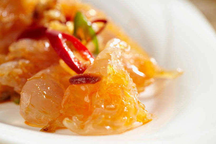 无人,横图,俯视,室内,特写,白天,烹饪,中餐,餐桌,桌子,辣椒,蔬菜,餐具,叶子,朦胧,模糊,新鲜,碟子,盘,料理,食品,冷盘,菜肴,美食,花,食物,一个,红色,绿色,白色,盘子,碟,中式,冷菜,凉拌海蜇头,凉菜,佳肴,有机食品,绿色食品,单个,餐台,中华料理,海蜇头,辣角,红海椒,大椒,辣虎,广椒,本帮菜,沪菜,上海菜,辣子,红辣椒,海椒,番椒,彩图,高角度拍摄,shjb1