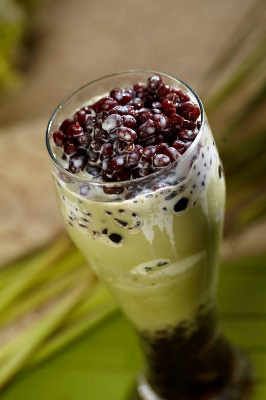 无人,竖图,俯视,室内,特写,白天,植物,餐桌,桌子,豆,杯子,叶子,一堆,许多,堆叠,堆积,朦胧,模糊,盛开,冰,豆类,豆子,红豆,绿叶,杯垫,冰沙,很多,清凉,花蕾,冷冻,玻璃制品,花,花瓣,花朵,鲜花,一个,绿色,水杯,垫子,冷饮,花苞,花蕊,舒服,嫩叶,寒冷,冷藏,单个,餐台,堆,解暑,解渴,赤豆,豆科,舒爽,消暑,红小豆,保鲜,叶,叶片,玻璃杯,彩图,高角度拍摄,沐昔,思沐昔,小豆,shjb1,红豆冰沙