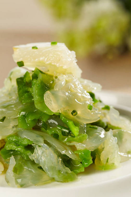 无人,竖图,俯视,室内,特写,白天,烹饪,中餐,餐桌,桌子,蔬菜,餐具,叶子,一堆,许多,堆叠,堆积,朦胧,模糊,新鲜,盛开,碟子,盘,葱,青葱,料理,食品,绿叶,很多,花蕾,冷盘,菜肴,美食,花,花瓣,花朵,鲜花,食物,一个,绿色,白色,盘子,碟,花苞,花蕊,中式,嫩叶,冷菜,凉拌海蜇头,凉菜,佳肴,有机食品,绿色食品,单个,餐台,中华料理,堆,海蜇头,本帮菜,沪菜,上海菜,叶,叶片,彩图,高角度拍摄,shjb1