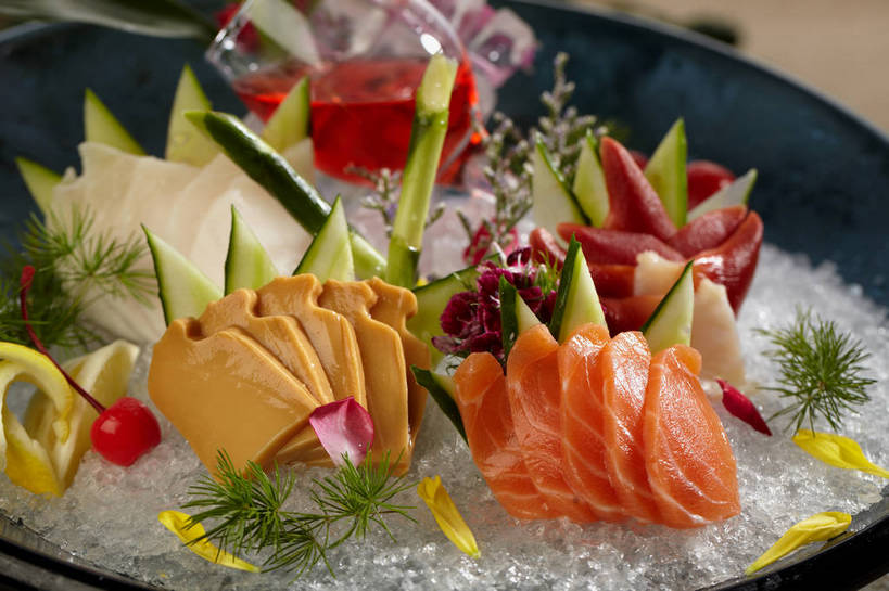 海鲜,拼盘,三文鱼,红酒,葡萄酒,无人,横图,俯视,室内,特写,白天,烹饪,餐桌,桌子,鲑鱼,黄瓜,芦笋,蔬菜,西红柿,小番茄,杯子,餐具,切开,新鲜,鱼,碟子,高脚杯,盘,伞,纸伞,冰,肉,鱼肉,日本料理,冰块,料理,食品,红酒杯,酒类,花蕾,冷冻,水产,冷盘,菜肴,美食,肉类,鱼类,海洋生物,玻璃制品,酒,花,花瓣,花朵,鲜花,食物,饮料,排列,两个,一个,红色,绿色,盘子,酒杯,碟,日式料理,花苞,花蕊,切,日式,红葡萄酒,寒冷,冷菜,凉菜,佳肴,有机食品,绿色食品,冷藏,单个,餐台,冰冷,葡萄酒杯,水生动物,海产品,水生物,剖面,小伞,肉食,海底动物,北极贝,切面,鲑,保鲜,摆列,鸡尾酒伞,酒杯伞,伞签,小西红柿,樱桃小番茄,珍珠小番茄,玻璃杯,猪尾巴,樱桃番茄,药鸡豆子,石刁柏,圣女果,青瓜,蚂蚁杆,龙须菜,狼尾巴根,胡瓜,番茄,彩图,高角度拍摄,布列,分列,shjb1,刺身拼盘