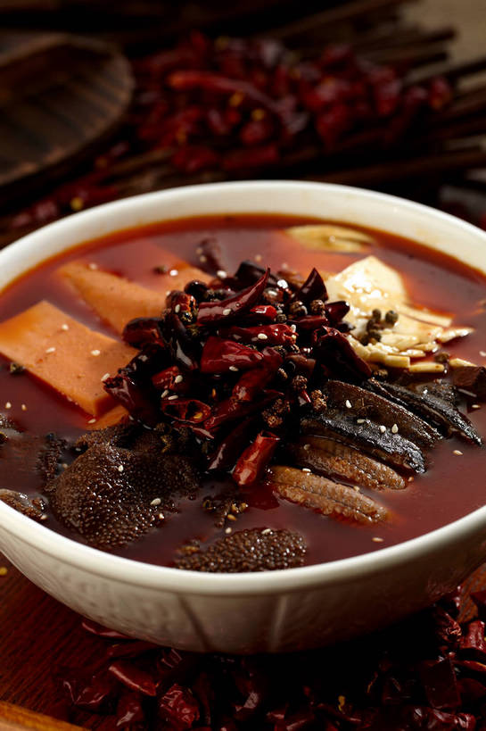 无人,竖图,俯视,室内,特写,白天,烹饪,中餐,桌面,桌子,辣椒,蔬菜,一堆,许多,阴影,堆叠,堆积,新鲜,反射,血,木制,影子,陶瓷,木桌,青椒,调味,肉,香料,芝麻,佐料,牛肉,料理,食品,陶瓷制品,很多,菜肴,美食,肉类,食物,一个,白色,木制品,容器,碗,中式,血液,白芝麻,佳肴,有机食品,绿色食品,单个,中华料理,储藏,堆,花椒,山椒,配料,储存,毛肚,川菜,毛血旺,肉食,百叶,牛百叶,辣角,红海椒,大椒,辣虎,广椒,脂麻,胡麻,白麻,巨胜子,作料,油麻,鸭血,四川菜,大花椒,狗椒,红花椒,青花椒,蜀椒,香椒,辣子,红辣椒,红椒,海椒,番椒,彩图,高角度拍摄,牛肚,木桌子,肚尖,牛胃,贮存,麻椒,shjb1